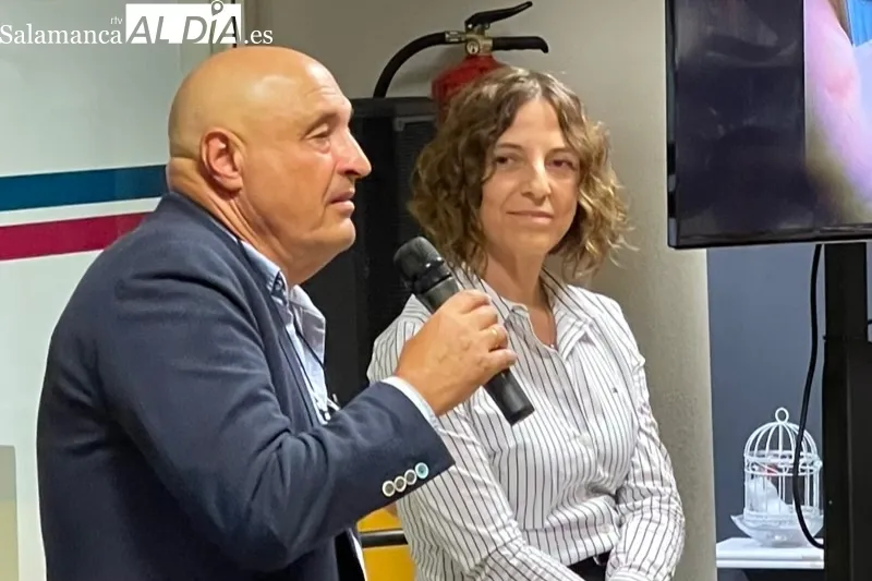 María Suré ha presentado en Peñaranda su novela ‘Lagrimas de Polvo Rojo’