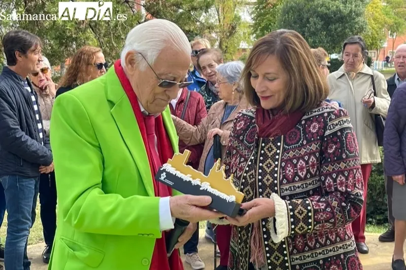 El Padre Ángel inauguraba en Peñaranda la primera ‘Mesa Verde’