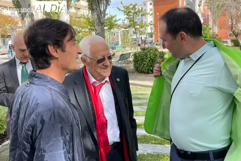 El Padre Ángel inauguraba en Peñaranda la primera ‘Mesa Verde’