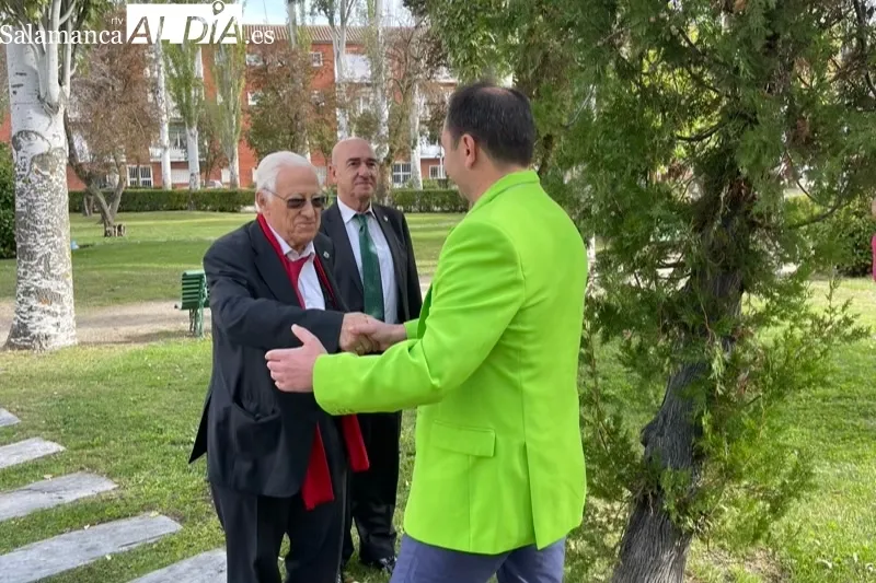 El Padre Ángel inauguraba en Peñaranda la primera ‘Mesa Verde’