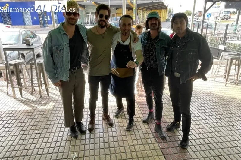El grupo ‘Los Telepáticos’ hacia escala en Los Alamos antes de su concierto en Oporto