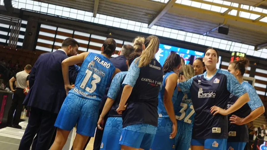 Foto 11 - El Perfumer&iacute;as Avenida pierde con el Valencia Basket y dice adi&oacute;s a la Supercopa en 'semis' (83-71)