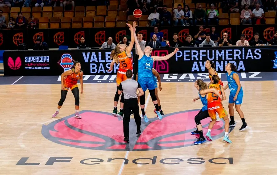 Foto 12 - El Perfumer&iacute;as Avenida pierde con el Valencia Basket y dice adi&oacute;s a la Supercopa en 'semis' (83-71)