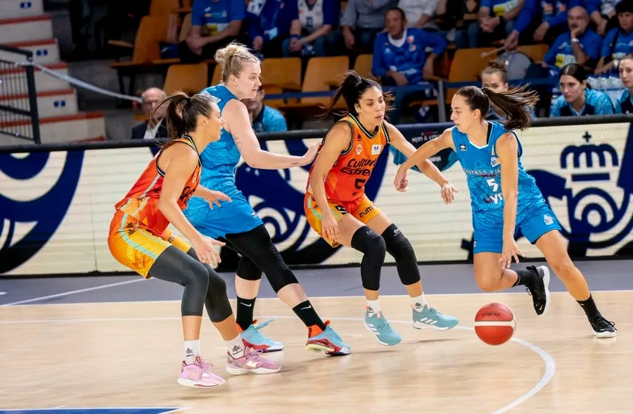 Foto 6 - El Perfumer&iacute;as Avenida pierde con el Valencia Basket y dice adi&oacute;s a la Supercopa en 'semis' (83-71)