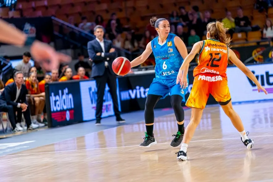Foto 7 - El Perfumer&iacute;as Avenida pierde con el Valencia Basket y dice adi&oacute;s a la Supercopa en 'semis' (83-71)