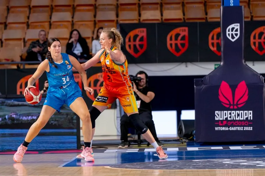 Foto 4 - El Perfumer&iacute;as Avenida pierde con el Valencia Basket y dice adi&oacute;s a la Supercopa en 'semis' (83-71)