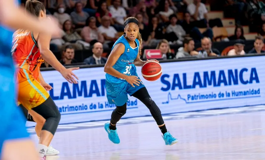 Foto 3 - El Perfumer&iacute;as Avenida pierde con el Valencia Basket y dice adi&oacute;s a la Supercopa en 'semis' (83-71)