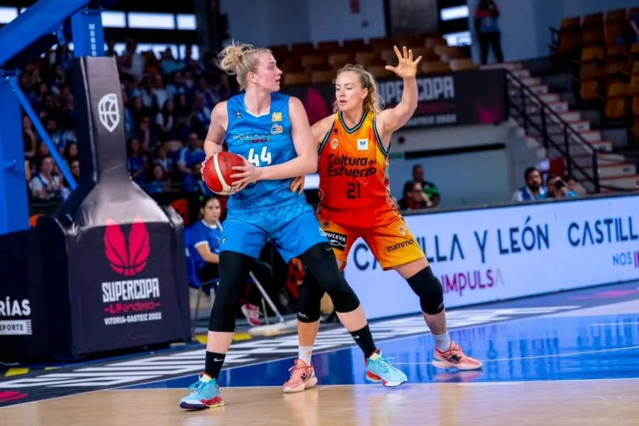 Foto 2 - El Perfumer&iacute;as Avenida pierde con el Valencia Basket y dice adi&oacute;s a la Supercopa en 'semis' (83-71)