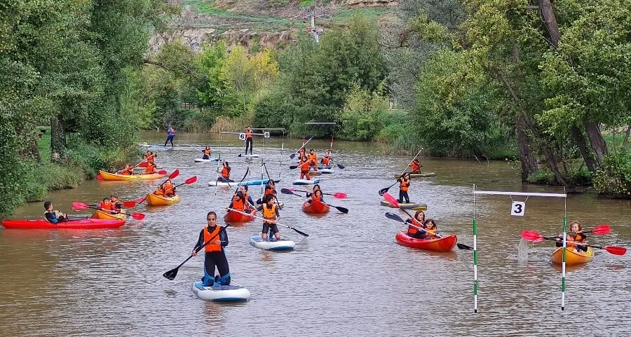 Foto 6 - 25 ni&ntilde;os de toda la provincia surcan el &Aacute;gueda en el programa Multiaventura