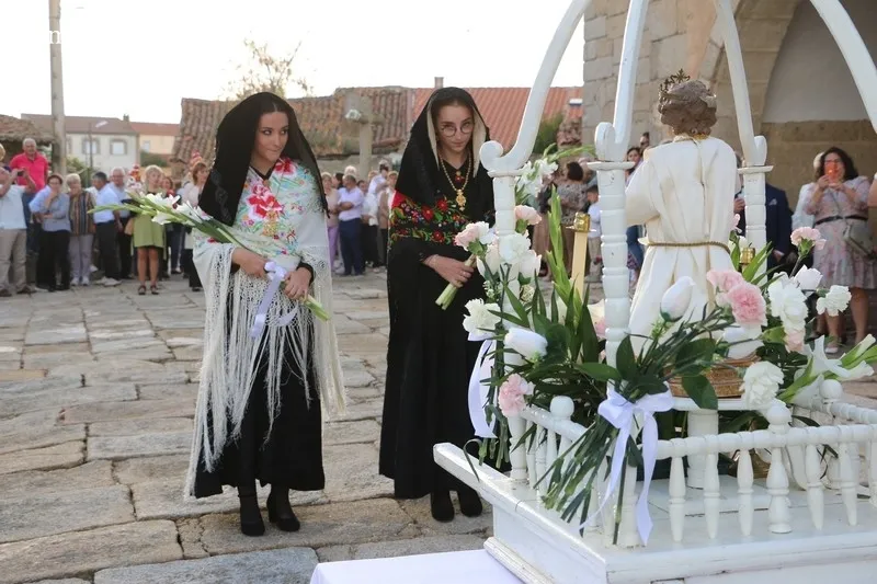 Las hermanas Ana y Alicia Hernández ejercían de Madrinas del Niño Jesús / FOTOS: MANUEL A. H.