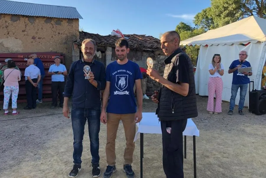 Foto 2 - Cristino y &Aacute;lex Sastre se llevan el I Campeonato Internacional de Petanca por Parejas de Pedrotoro