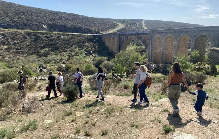 Foto 4 - Siega Verde recibe visitantes de Barcelona y Alicante en el D&iacute;a Europeo del Arte Rupestre