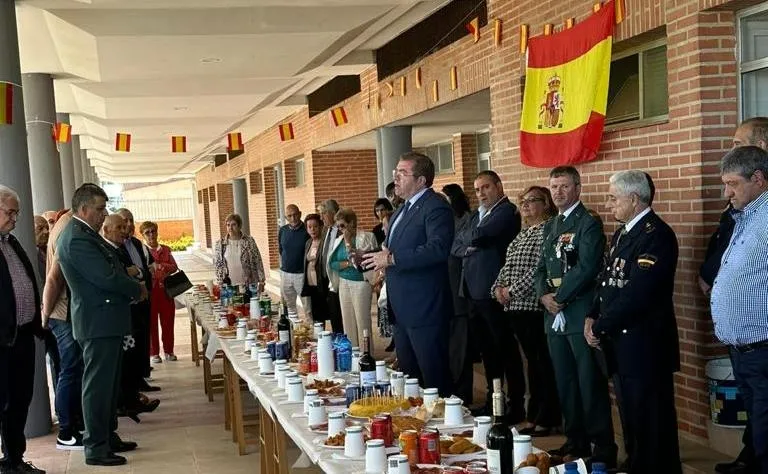 Foto 5 - La Guardia Civil de Fuentes de O&ntilde;oro honra a la Virgen del Pilar con notable compa&ntilde;&iacute;a portuguesa