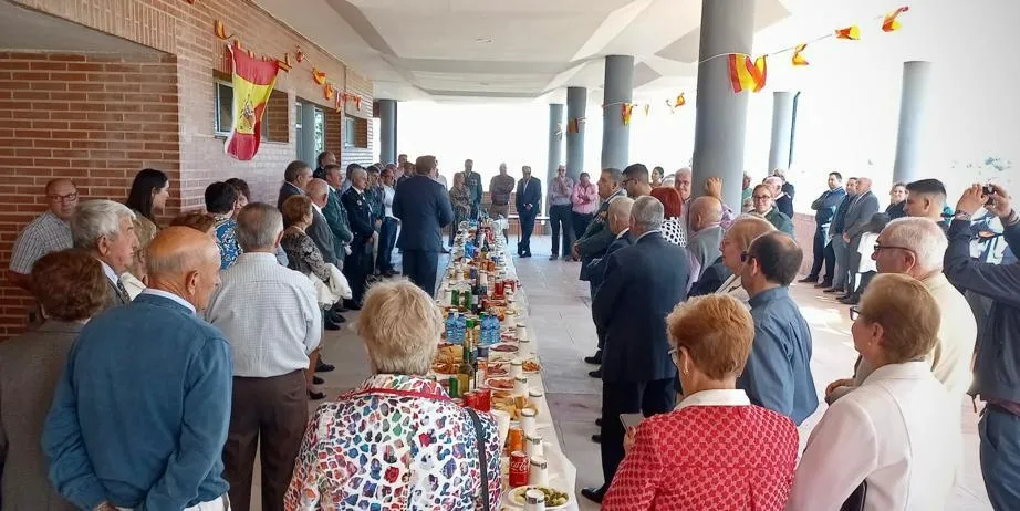Foto 4 - La Guardia Civil de Fuentes de O&ntilde;oro honra a la Virgen del Pilar con notable compa&ntilde;&iacute;a portuguesa
