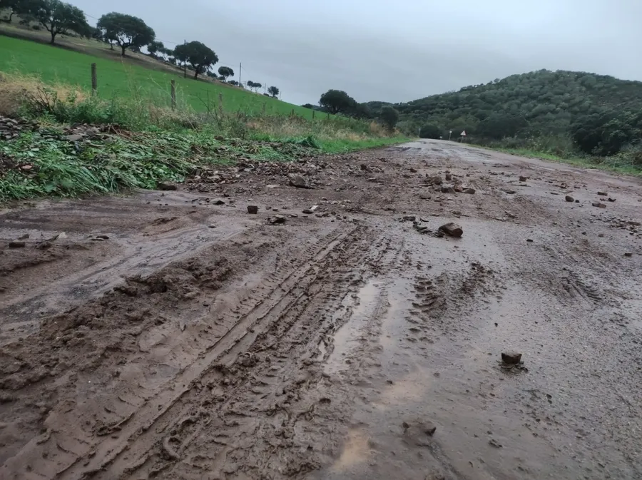 Foto 8 - La intensa lluvia causa problemas en la carretera del Pantano
