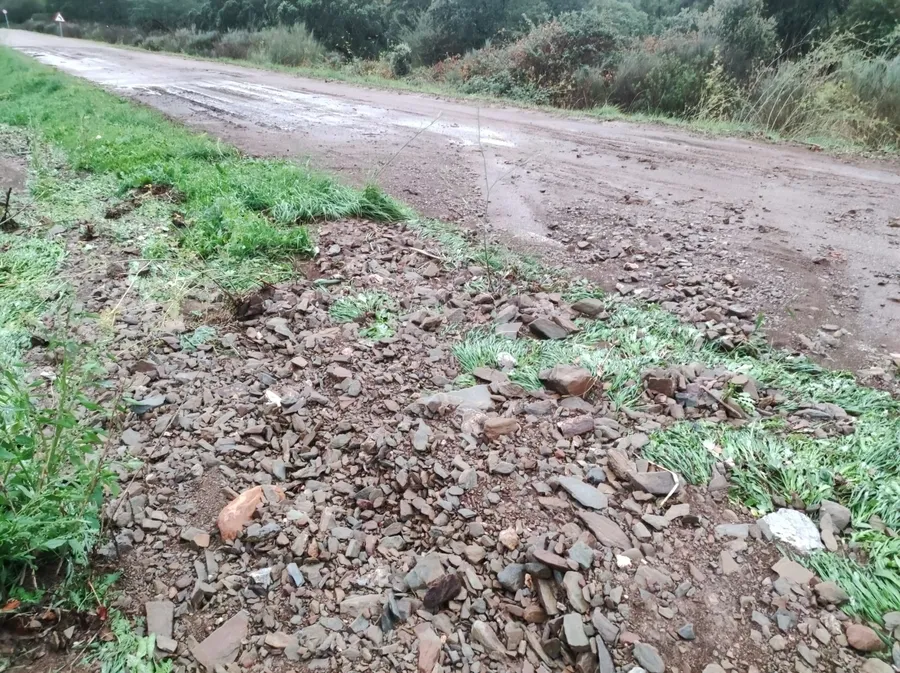 Foto 4 - La intensa lluvia causa problemas en la carretera del Pantano