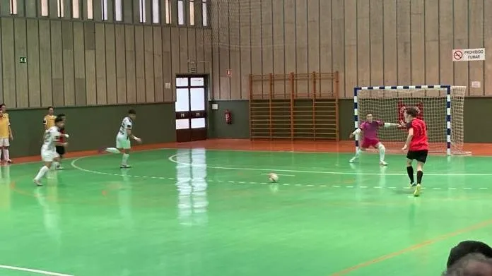 Foto 6 - Primera victoria del III Senior con goleada incluida al Alhambra de Guijuelo