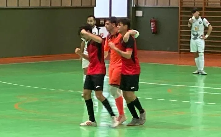 Foto 8 - Primera victoria del III Senior con goleada incluida al Alhambra de Guijuelo