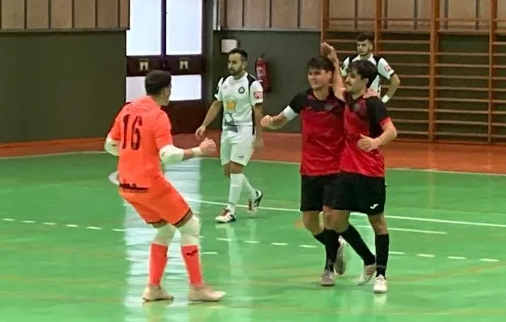 Foto 10 - Primera victoria del III Senior con goleada incluida al Alhambra de Guijuelo