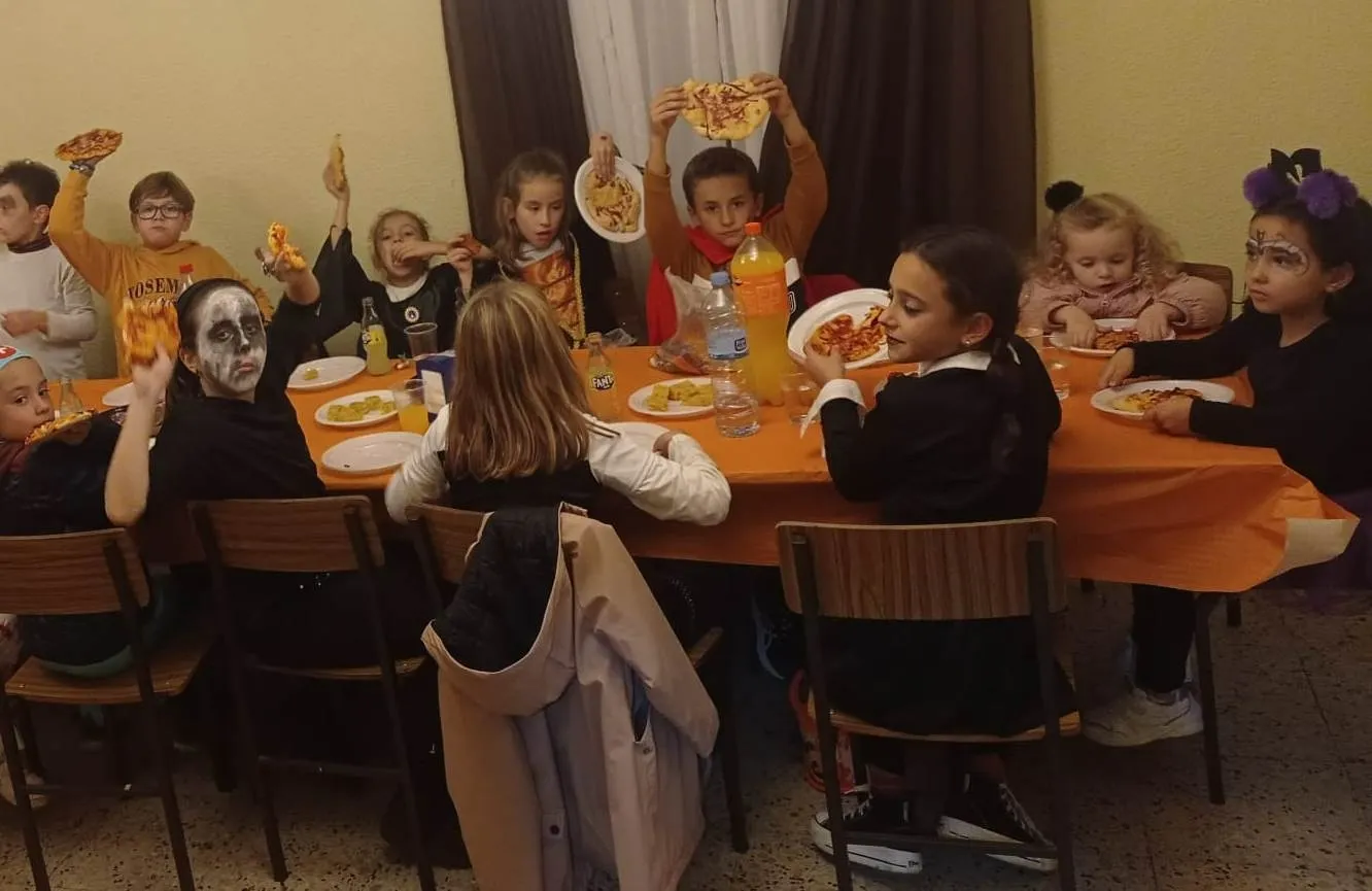 Foto 9 - Ni&ntilde;os de 6 localidades llevan a cabo el &lsquo;Truco o Trato&rsquo; por las calles de El Sahugo