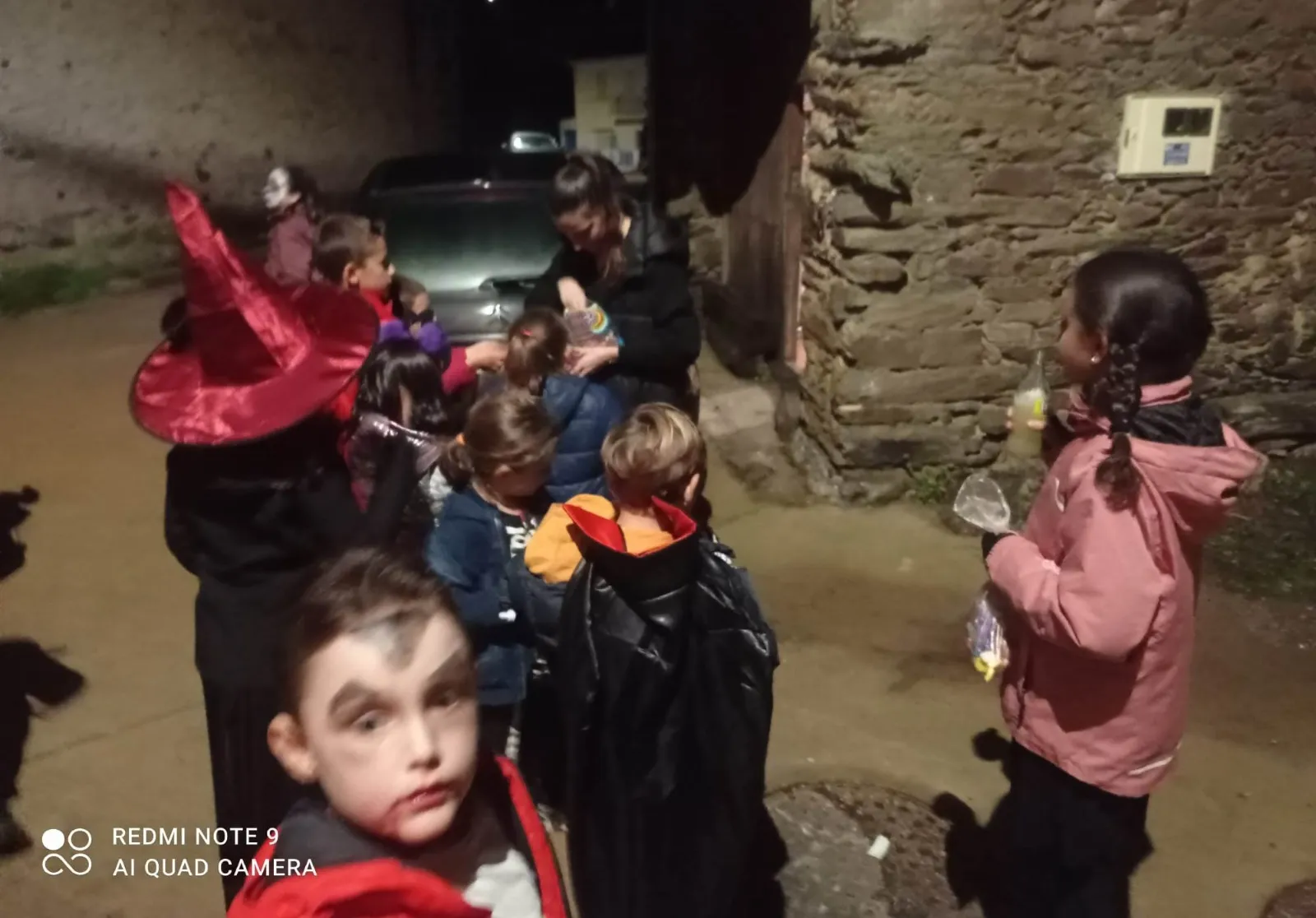Foto 7 - Ni&ntilde;os de 6 localidades llevan a cabo el &lsquo;Truco o Trato&rsquo; por las calles de El Sahugo