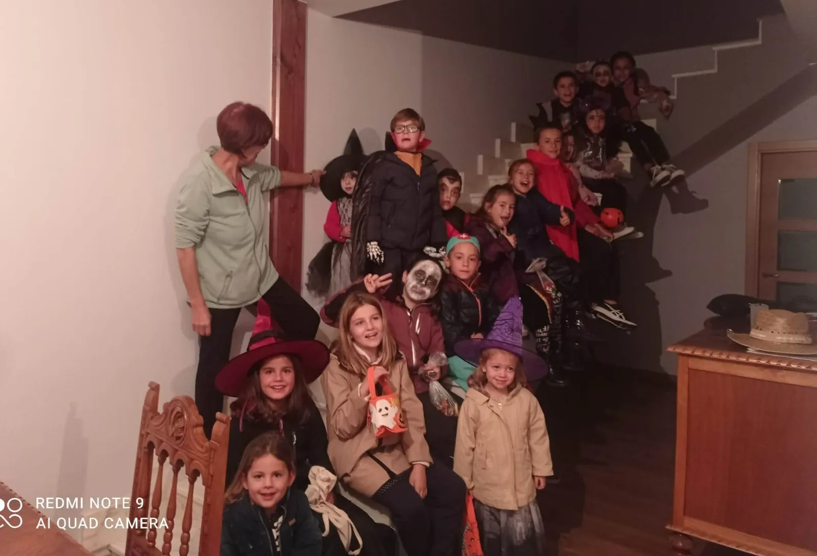 Foto 6 - Ni&ntilde;os de 6 localidades llevan a cabo el &lsquo;Truco o Trato&rsquo; por las calles de El Sahugo