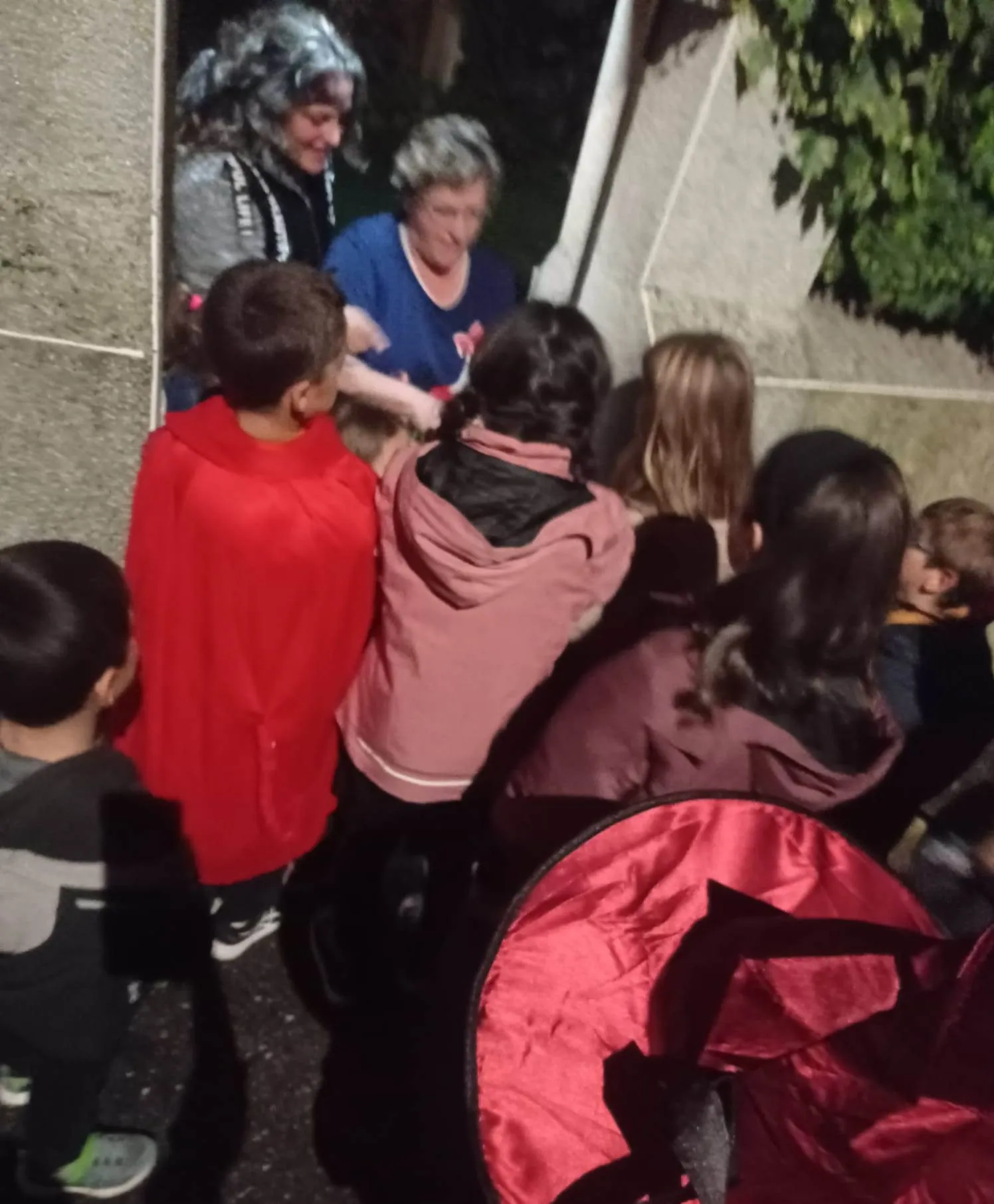 Foto 5 - Ni&ntilde;os de 6 localidades llevan a cabo el &lsquo;Truco o Trato&rsquo; por las calles de El Sahugo