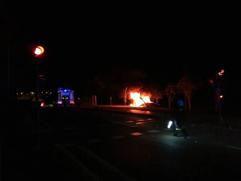 Imágenes del vehículo ardiendo tras chocar contra la marquesina y volcar. Fotos: @jesplorer