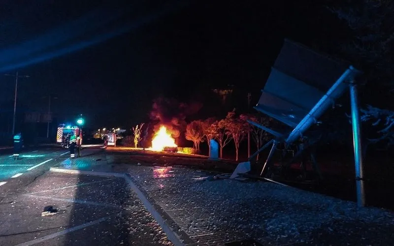 Imágenes del vehículo ardiendo tras chocar contra la marquesina y volcar. Fotos: @jesplorer