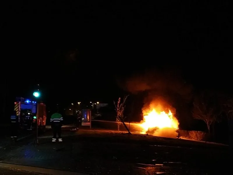 Imágenes del vehículo ardiendo tras chocar contra la marquesina y volcar. Fotos: @jesplorer