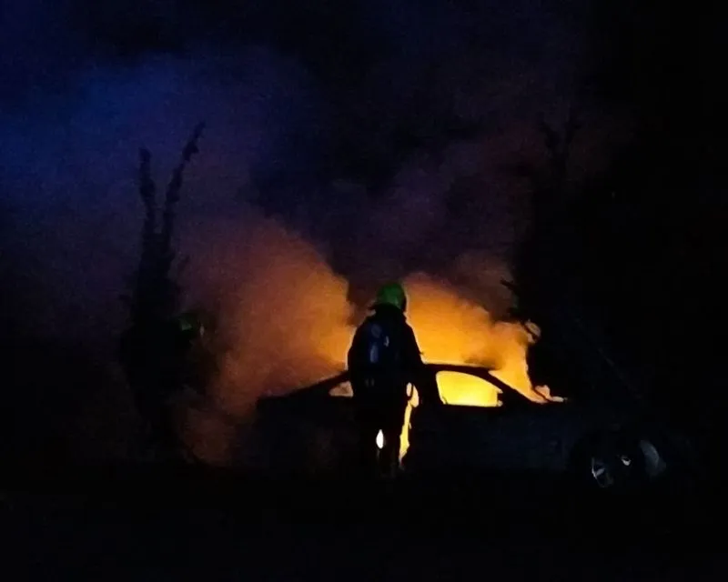 Imágenes del vehículo ardiendo tras chocar contra la marquesina y volcar. Fotos: @jesplorer