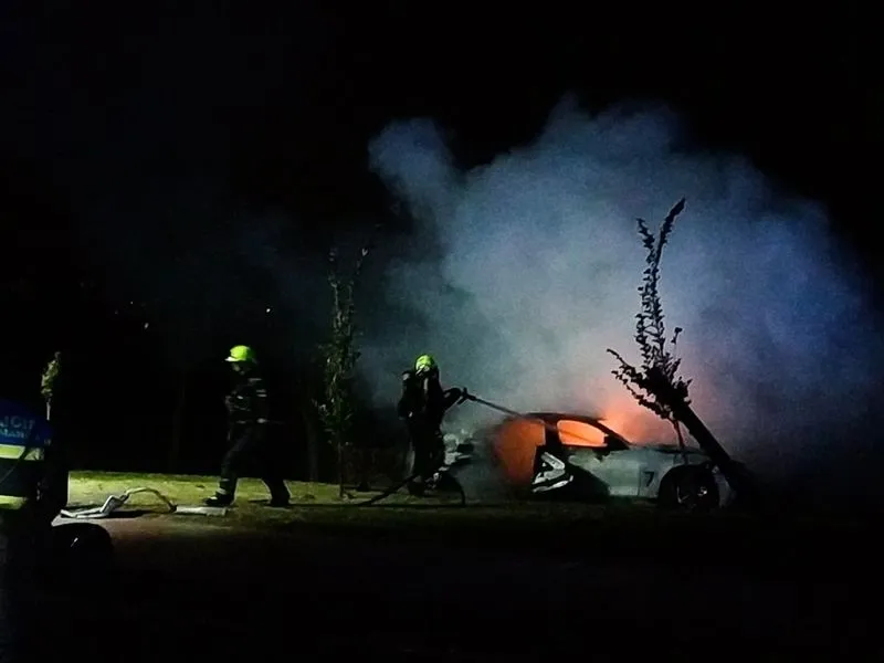 Imágenes del vehículo ardiendo tras chocar contra la marquesina y volcar. Fotos: @jesplorer