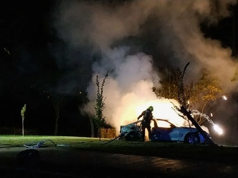 Imágenes del vehículo ardiendo tras chocar contra la marquesina y volcar. Fotos: @jesplorer