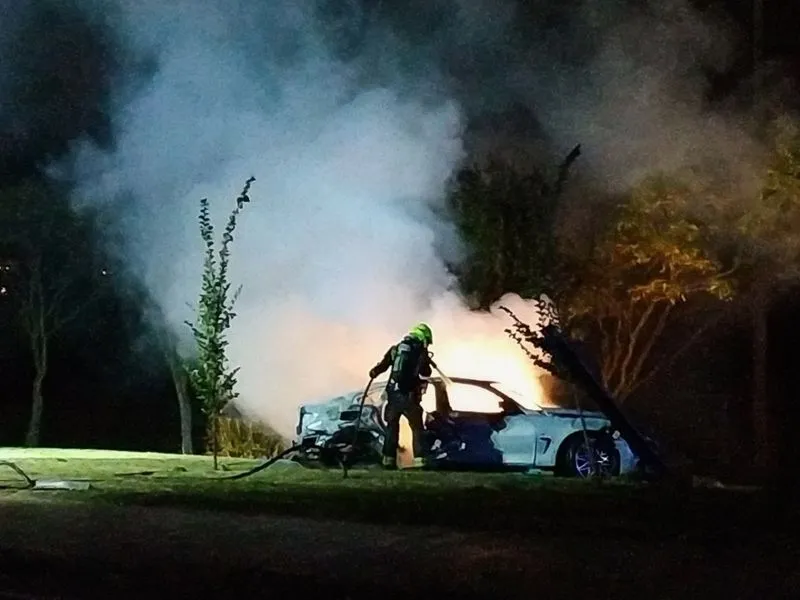 Imágenes del vehículo ardiendo tras chocar contra la marquesina y volcar. Fotos: @jesplorer