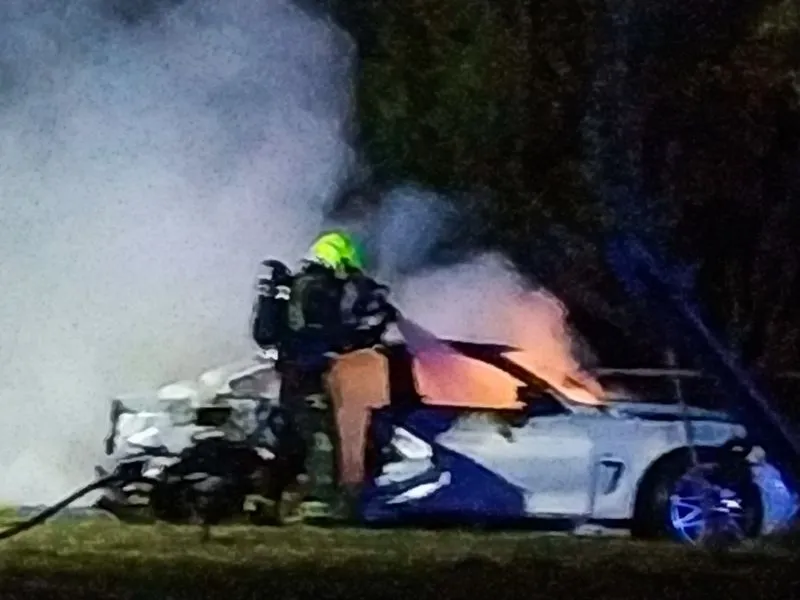 Imágenes del vehículo ardiendo tras chocar contra la marquesina y volcar. Fotos: @jesplorer