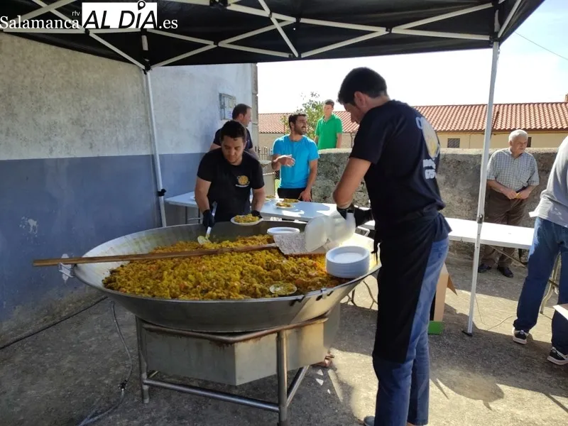 La fiesta de las Madrinas tuvo madrina, baile de la rosca y subasta del bollo, además de rosario y ofertorio / CORRAL