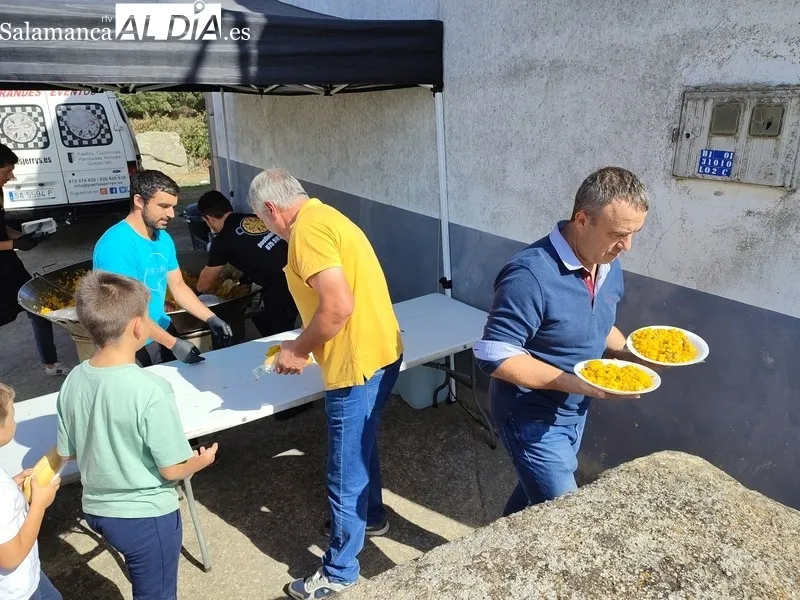 La fiesta de las Madrinas tuvo madrina, baile de la rosca y subasta del bollo, además de rosario y ofertorio / CORRAL