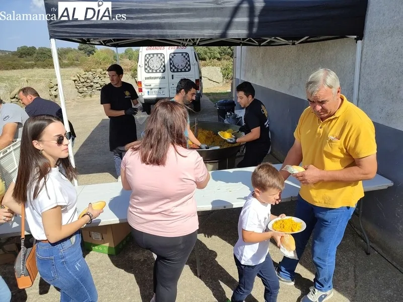 La fiesta de las Madrinas tuvo madrina, baile de la rosca y subasta del bollo, además de rosario y ofertorio / CORRAL