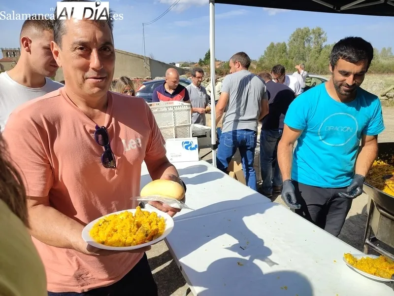 La fiesta de las Madrinas tuvo madrina, baile de la rosca y subasta del bollo, además de rosario y ofertorio / CORRAL