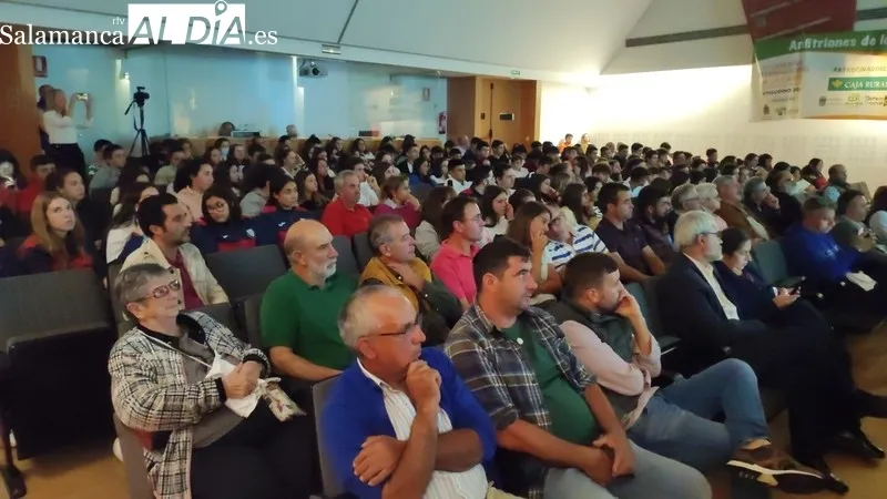 Clase magistral del doctor Escribano en Vitigudino durante la I Semana Internacional de la Carne / CORRAL 