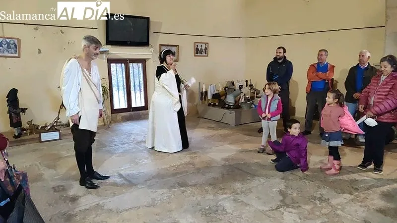 Representación de 'El crimen de la colaguita' por la compañía Edulogic en la Oficina de Turismo de Aldeadávila / CORRAL 
