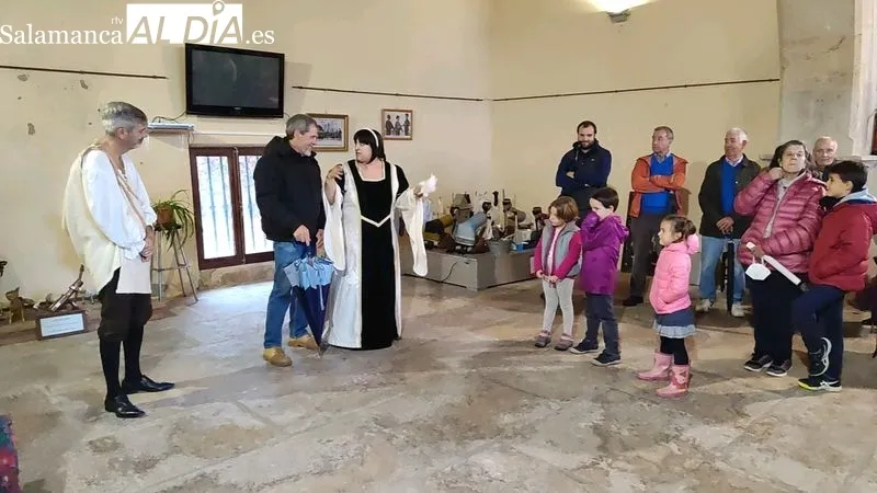 Representación de 'El crimen de la colaguita' por la compañía Edulogic en la Oficina de Turismo de Aldeadávila / CORRAL 