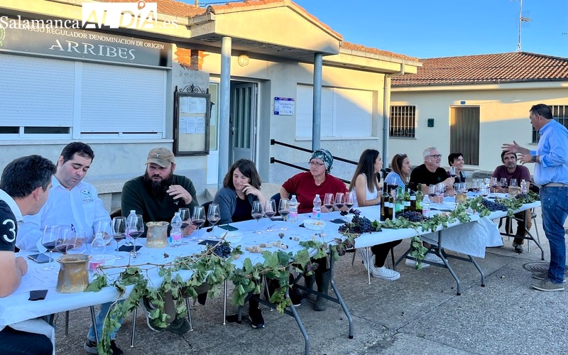 Ganadores del concurso con los miembros del jurado e esta duodécima edición del concurso de vinos caseros 'Sabor de Arribes'  
