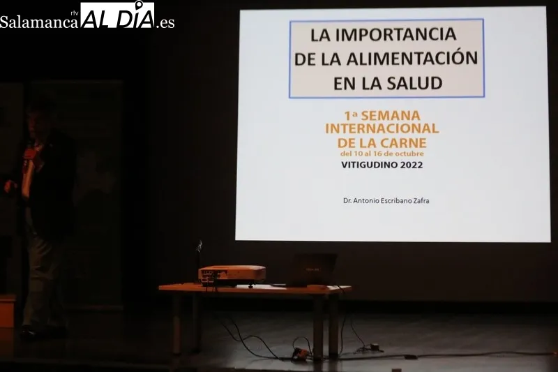 Clase magistral del doctor Escribano en Vitigudino durante la I Semana Internacional de la Carne / CORRAL 