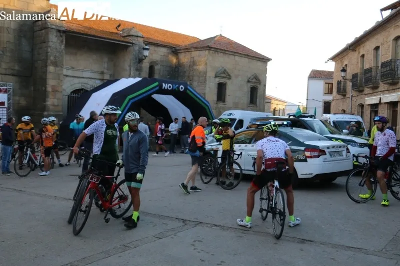 La Strade Duero-Douro tomaba la salida en Aldeadávila con casi 130 ciclotursitas / CORRAL