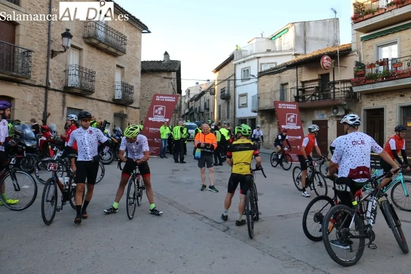 La Strade Duero-Douro tomaba la salida en Aldeadávila con casi 130 ciclotursitas / CORRAL