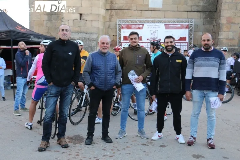 La Strade Duero-Douro tomaba la salida en Aldeadávila con casi 130 ciclotursitas / CORRAL