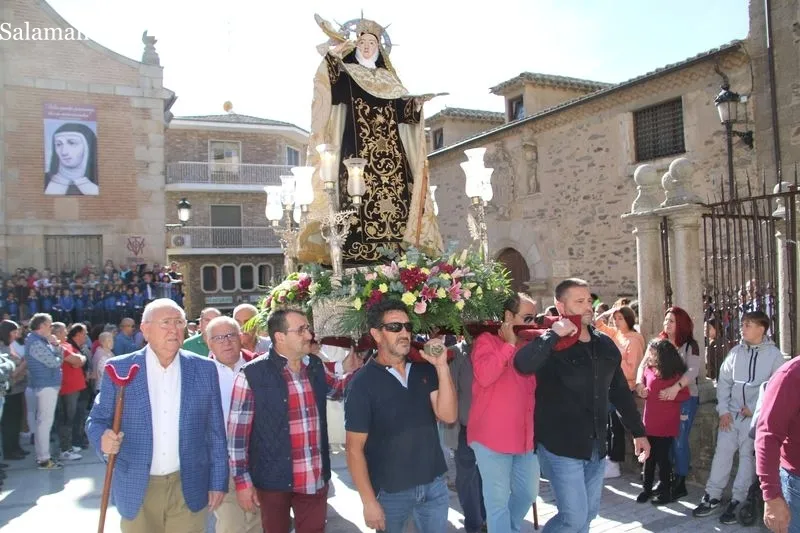 Foto 18 - Colorido y caluroso recibimiento a Santa Teresa en Alba de Tormes