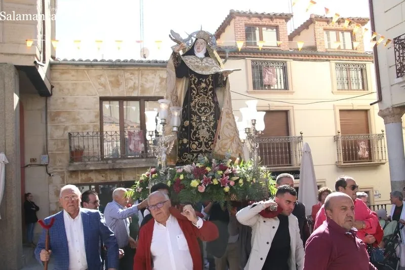 Foto 13 - Colorido y caluroso recibimiento a Santa Teresa en Alba de Tormes