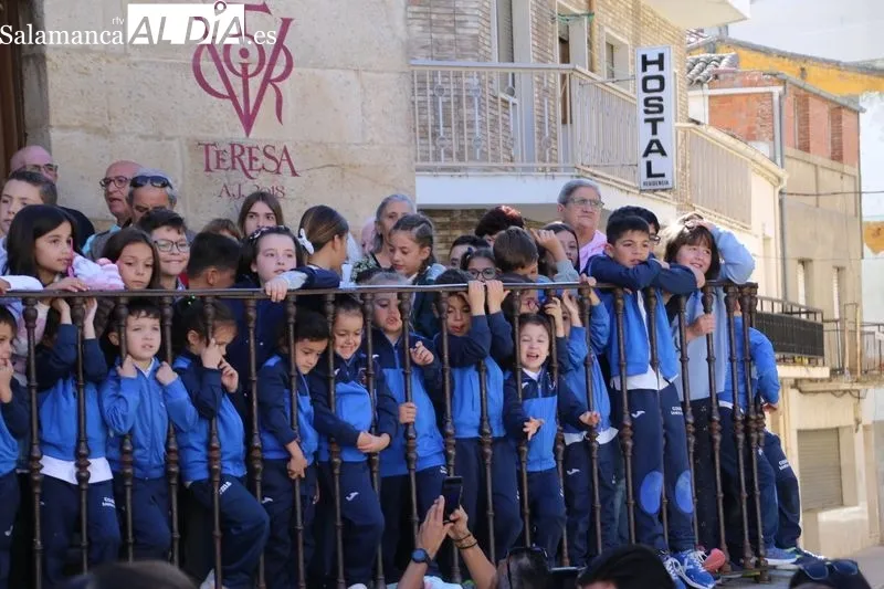 Foto 7 - Colorido y caluroso recibimiento a Santa Teresa en Alba de Tormes